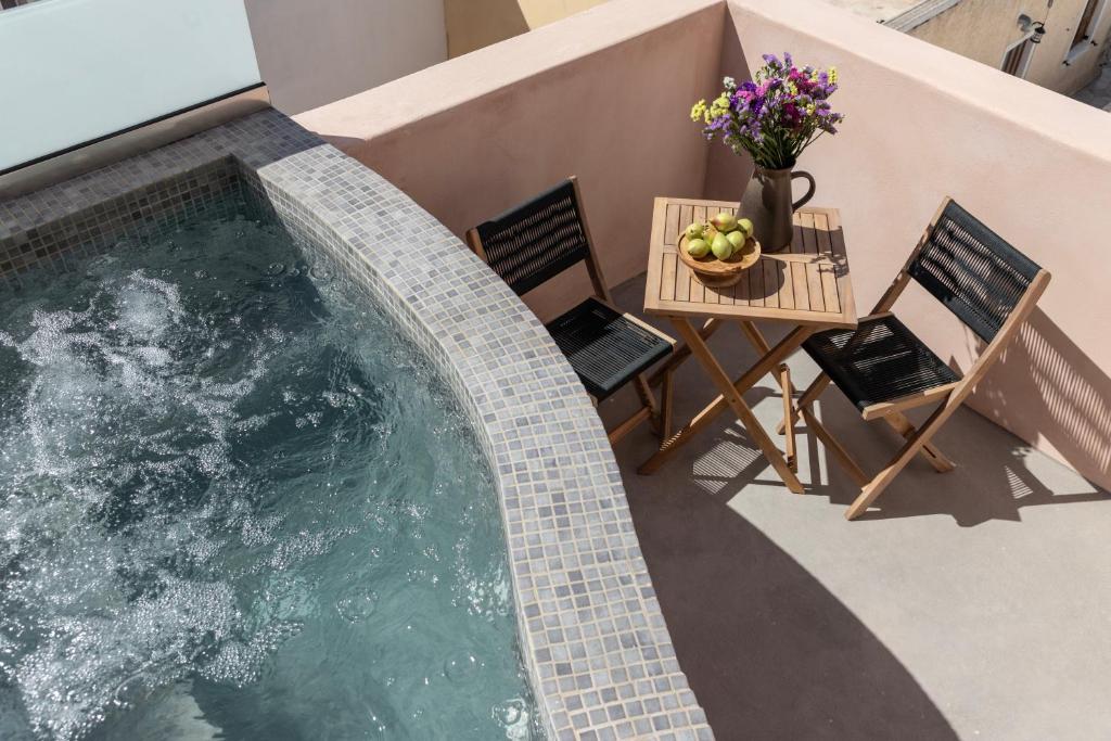 Bazén v ubytování Frescoes Luxury Suites By KB Hospitality nebo v jeho okolí