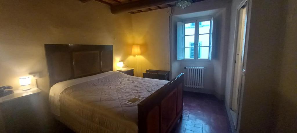 Un dormitorio con una cama grande y una ventana en Albergo del Ponte, en San Piero In Bagno
