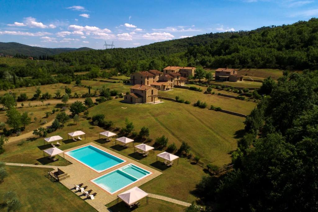 eine Luftansicht eines Anwesens mit Pool in der Unterkunft Il Ciliegio - I Borghi Della Selvaccia in Cennina