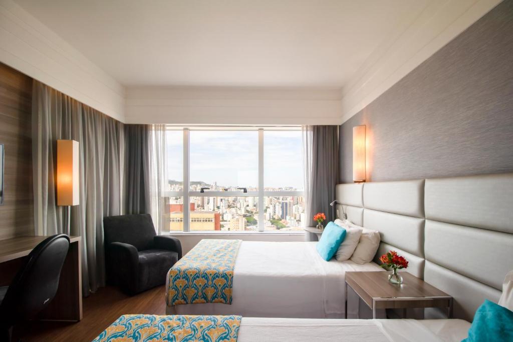 una camera d'albergo con letto e finestra di Bourbon Belo Horizonte Savassi a Belo Horizonte