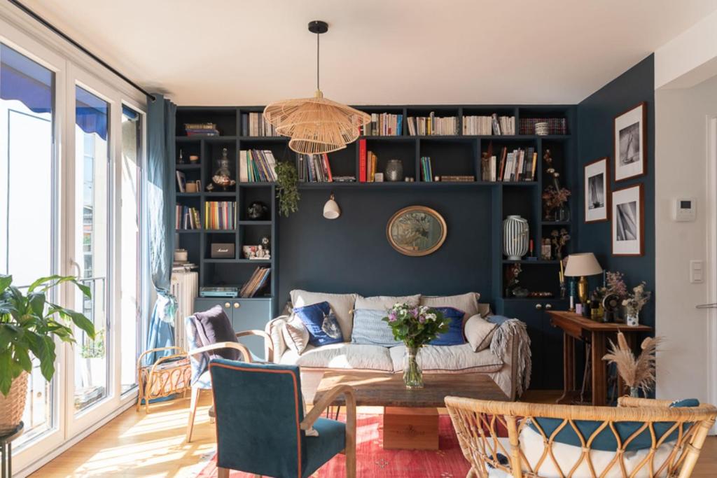ein Wohnzimmer mit einem Sofa und einem Tisch in der Unterkunft Beautiful family home in Boulogne-Billancourt in Boulogne-Billancourt