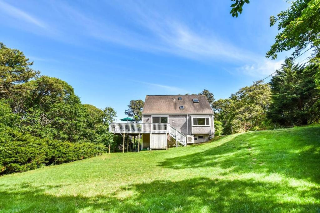オーリンズにあるWalk 5 Minutes to Nauset Beachの草原の頂上の家