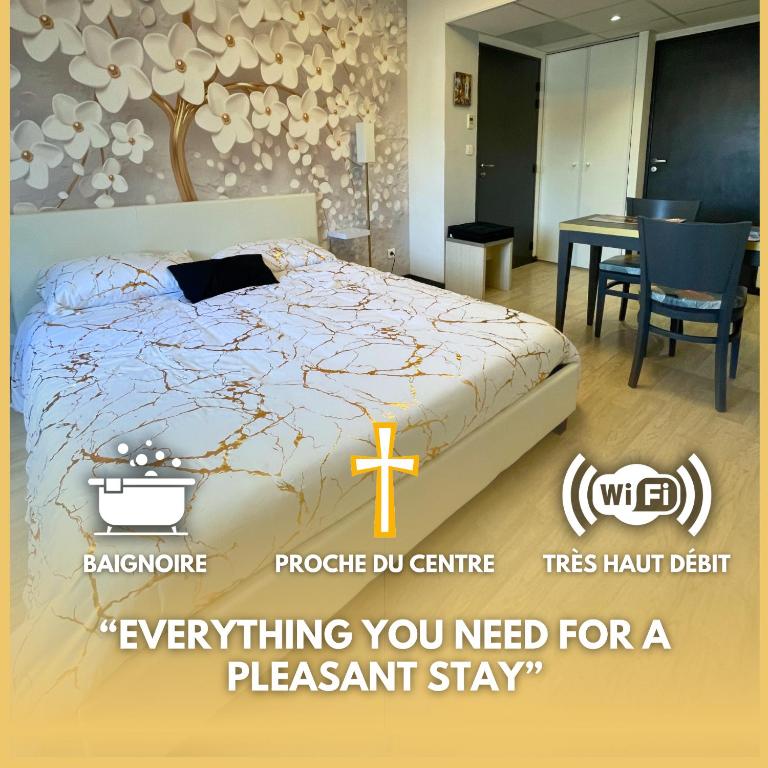 - une chambre avec un lit avec une croix dans l'établissement [Rêve doré] Studio Équipé, Wifi, Unique, à Lourdes