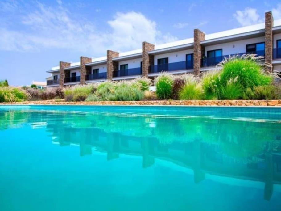 una imagen de una piscina frente a un edificio en Bonjour House - Sea View & Pool and Garden & BBQ en Albufeira