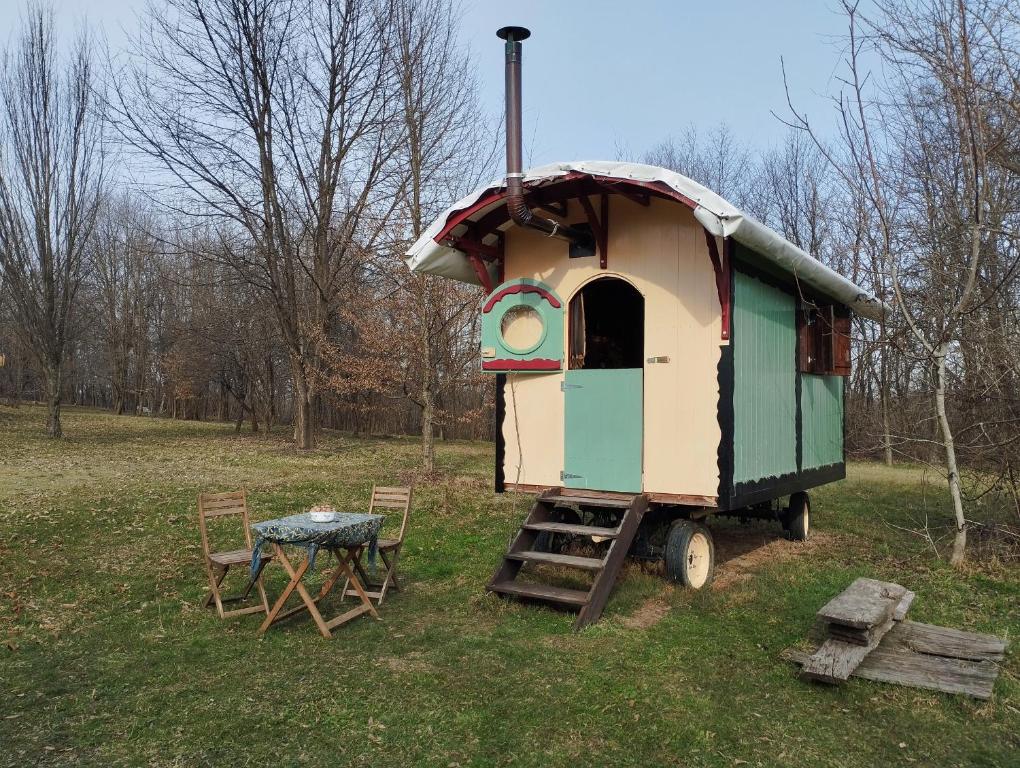 a small chicken house with a table and a table at Shepherd's hut in nature in Vojnić
