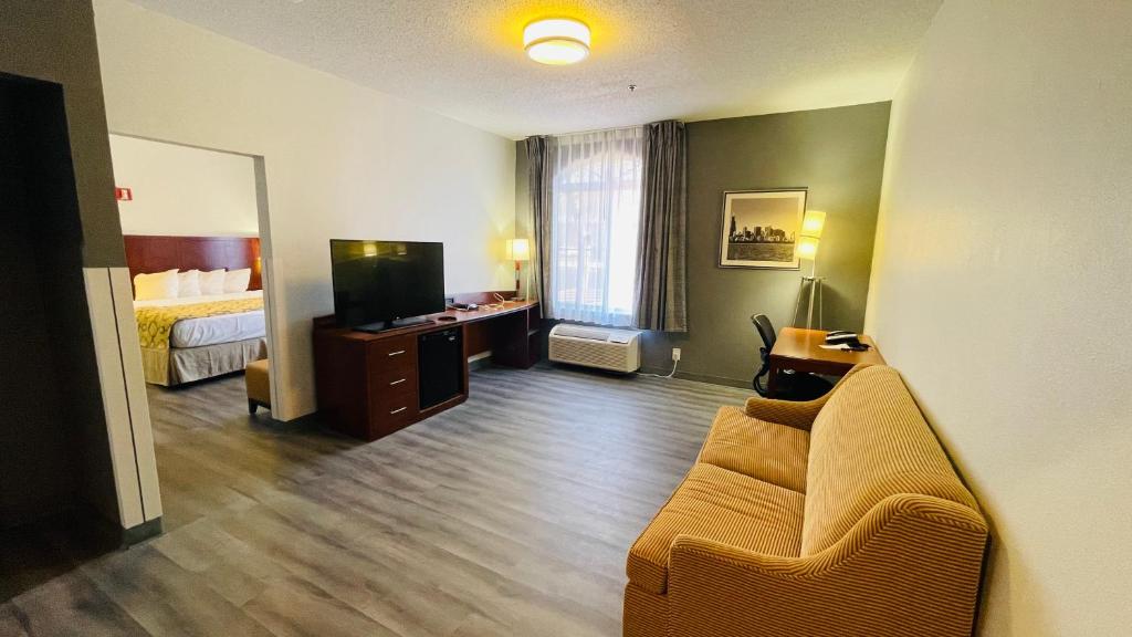 Baymont by Wyndham Chicago/Calumet City - King Studio Suite - Non-Smoking