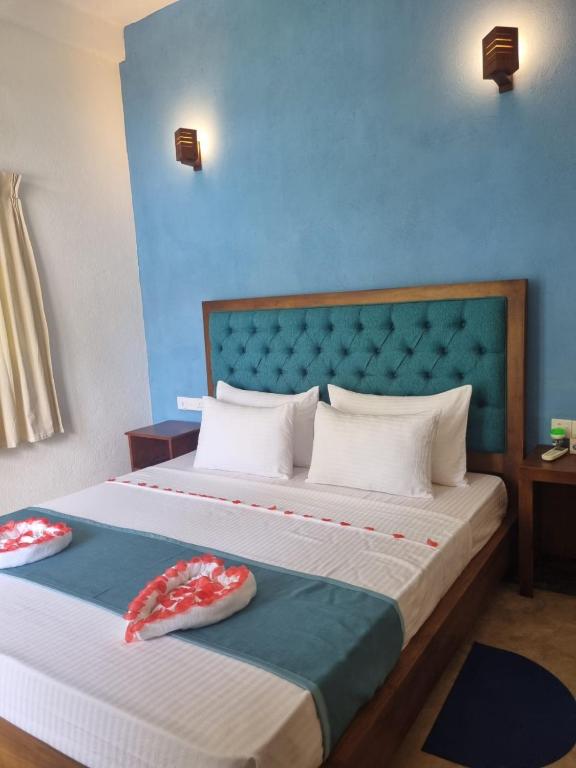 Postel nebo postele na pokoji v ubytování Darshana Beach Hotel