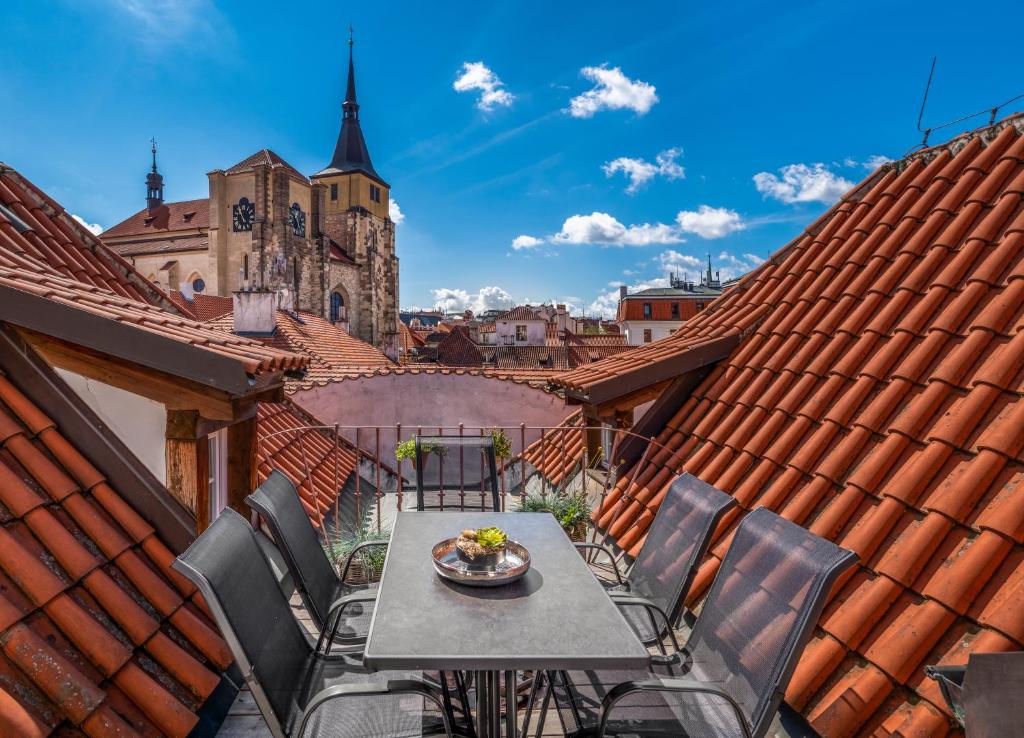 einen Tisch und Stühle auf dem Dach eines Gebäudes in der Unterkunft Chateau 9 Apartments by Adrez in Prag