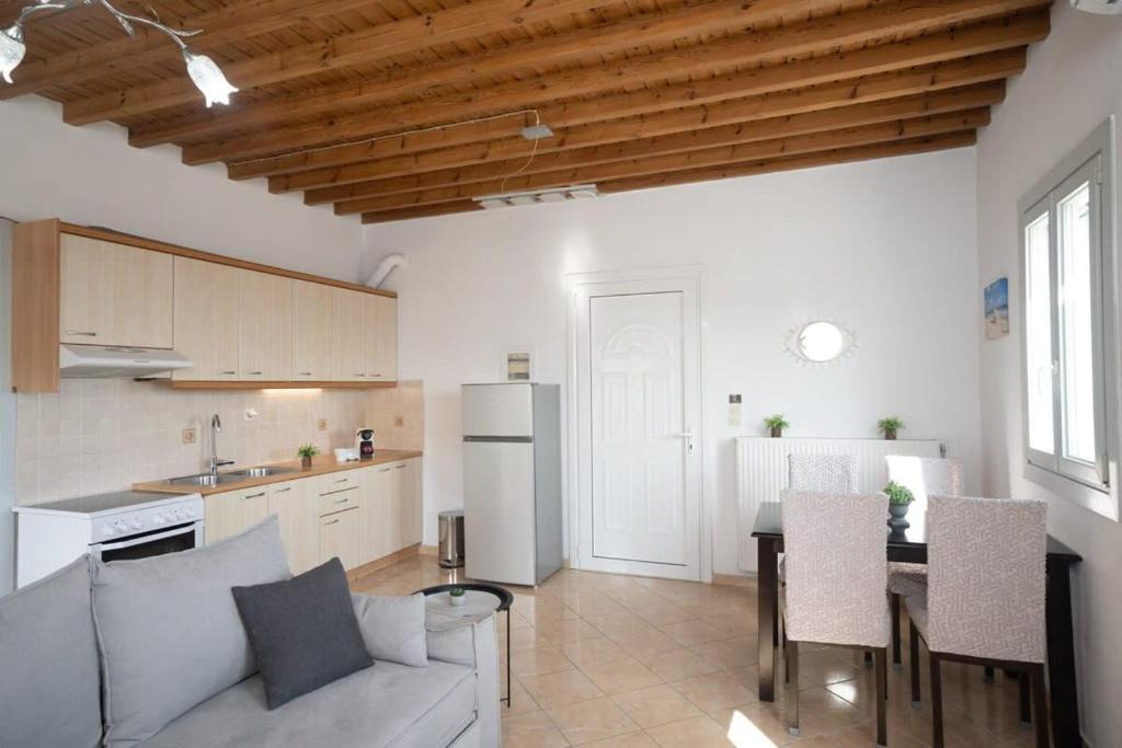 Afbeelding uit fotogalerij van 1 Bd Emerald Apt with Sparkling Shared Pool in Plintri