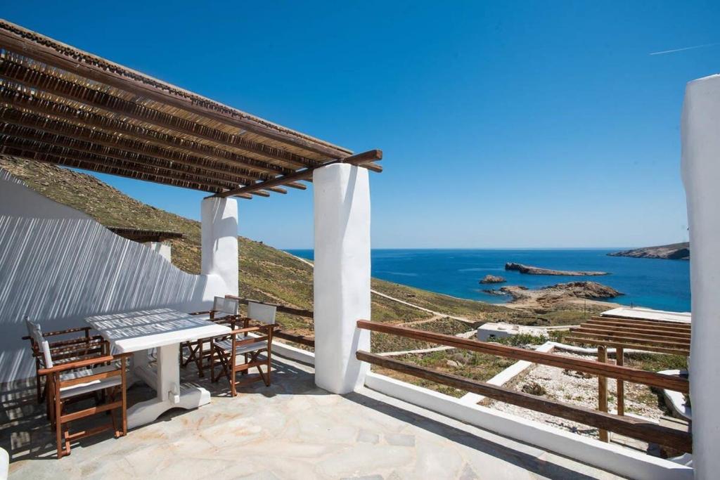 Rõdu või terrass majutusasutuses Amazing Views At Agios Sostis Beach In Mykonos
