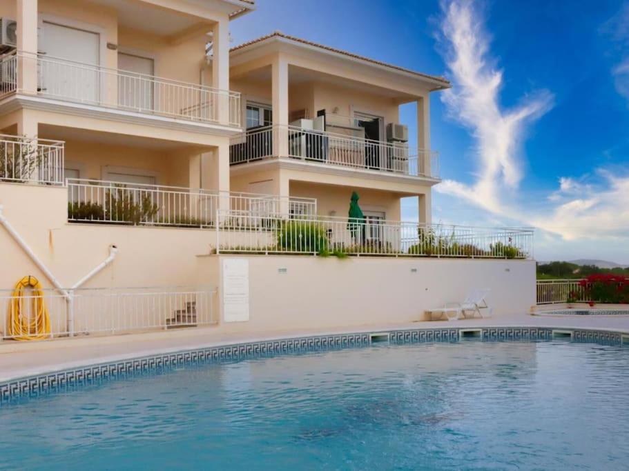 ein Haus mit einem Pool vor einem Gebäude in der Unterkunft Balaia Mar House - Sea View & Playground & Garage & BBQ & Albufeira in Albufeira