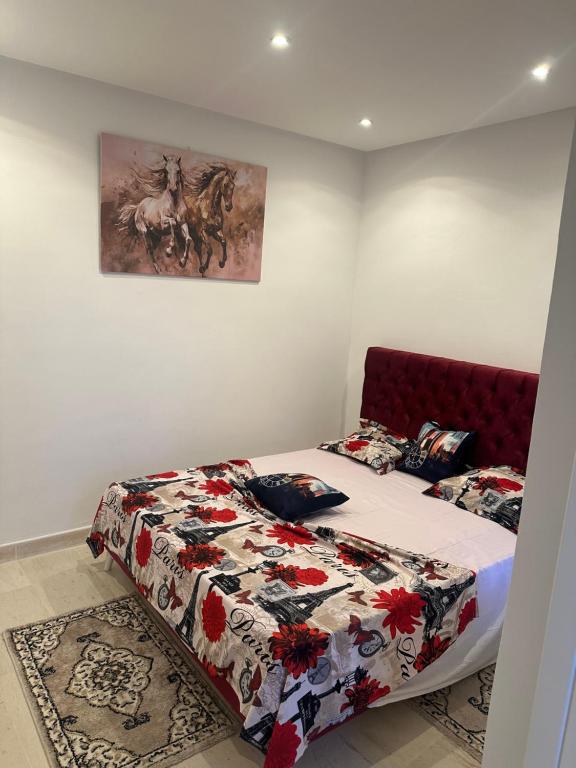 1 dormitorio con 1 cama con edredón en La deuxième perla sidi bou said, en Sidi Bou Saïd