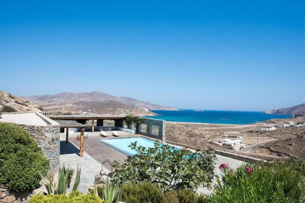 FteliaにあるMykonian Luxury Villa Victoria with Private Poolの海の景色を望むヴィラ(スイミングプール付)
