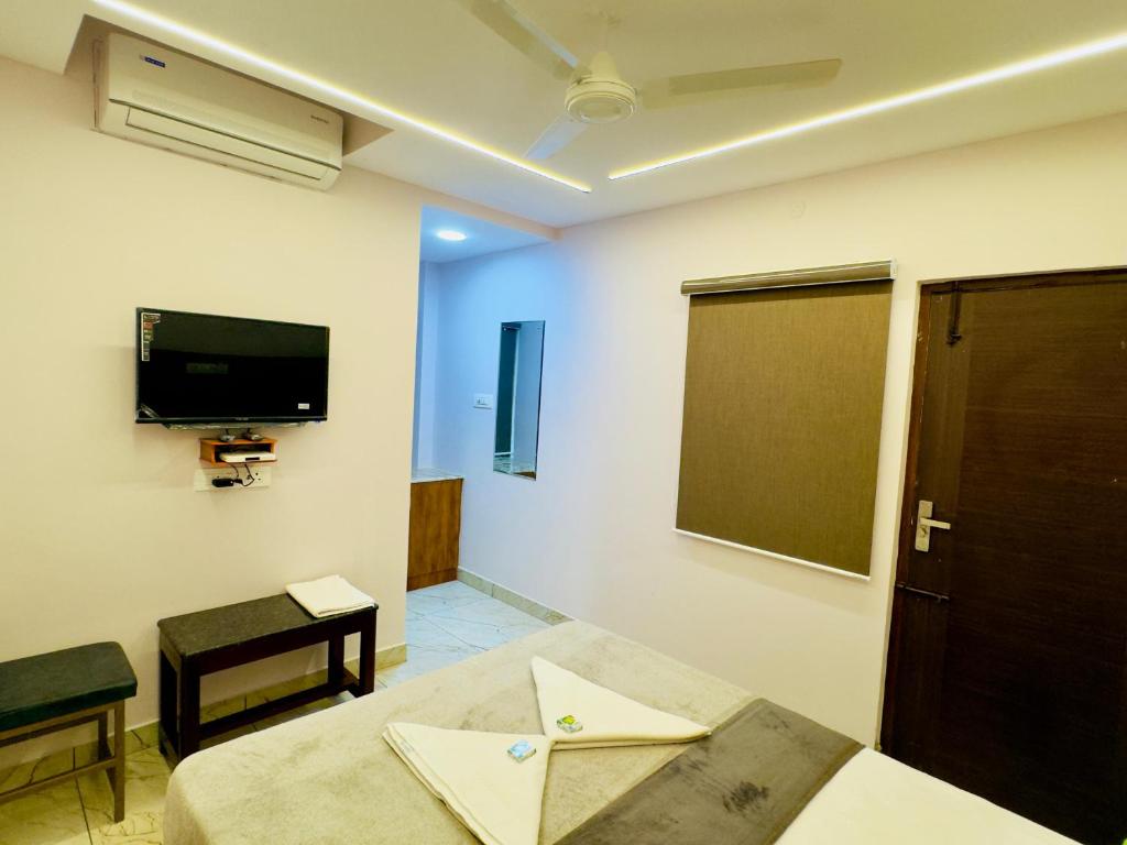 TV a/nebo společenská místnost v ubytování GREENS INN near Madras High Court and Harbour Chennai Port