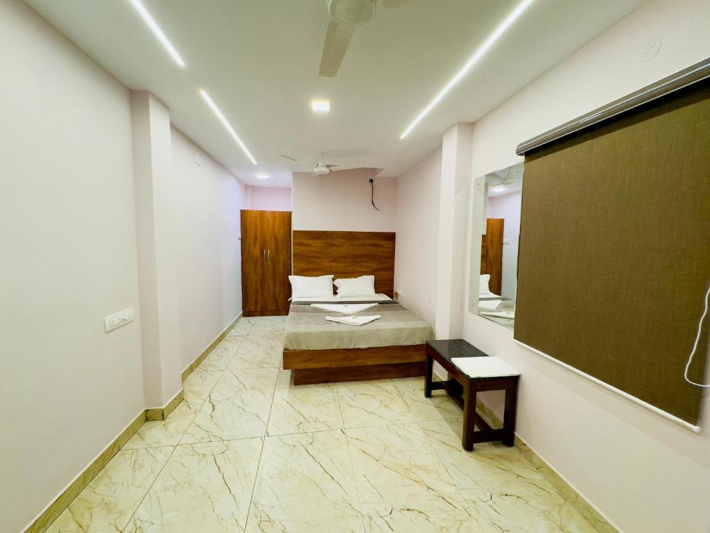 Postel nebo postele na pokoji v ubytování GREENS INN near Madras High Court and Harbour Chennai Port