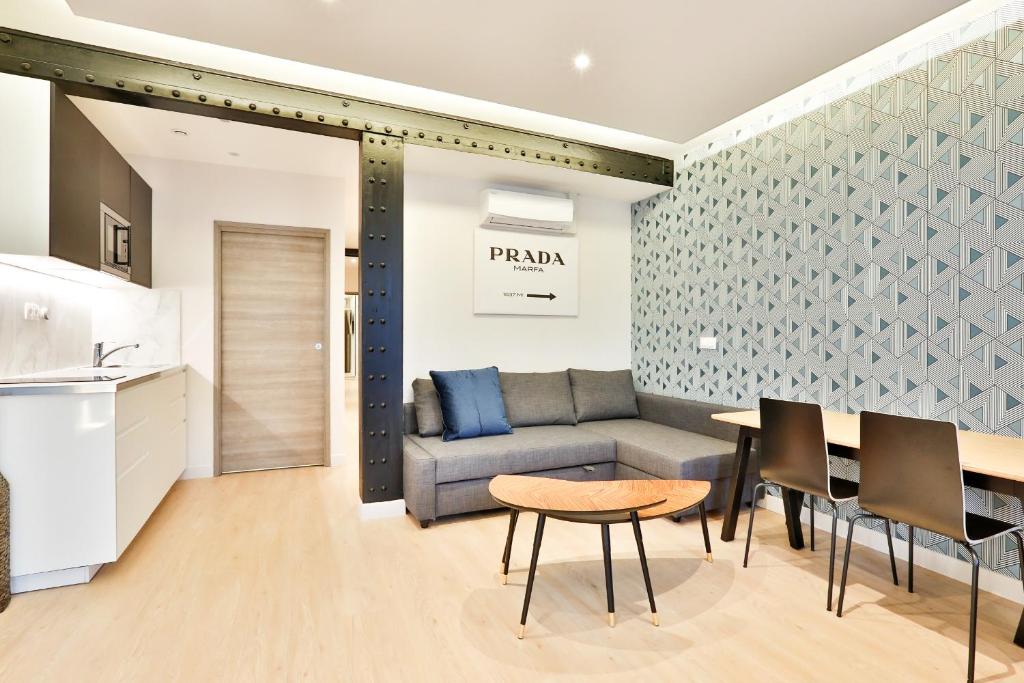 パリにあるブルー ナイツ アパートメンツ セバストポルのリビングルーム(ソファ、テーブル、椅子付)