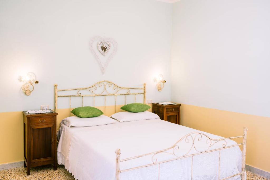 Postel nebo postele na pokoji v ubytování Lucy's guest house Amalfi coast
