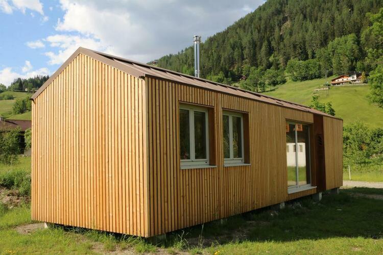 ein kleines Holzhaus inmitten eines Feldes in der Unterkunft Ferienhaus Woodcube Großkirchheim in Großkirchheim