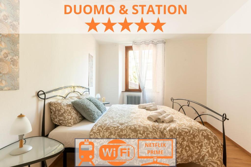 1 dormitorio con 1 cama con estrellas en la pared en Duomo & Station - Self check-in & access en Como