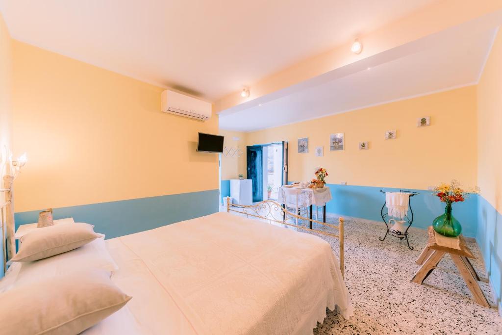 Postel nebo postele na pokoji v ubytování Lucy's guest house Amalfi coast