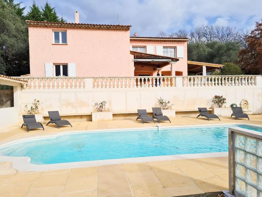 uma villa com piscina em frente a uma casa em Bas de villa avec Piscine et Terrasse au calme em Contes