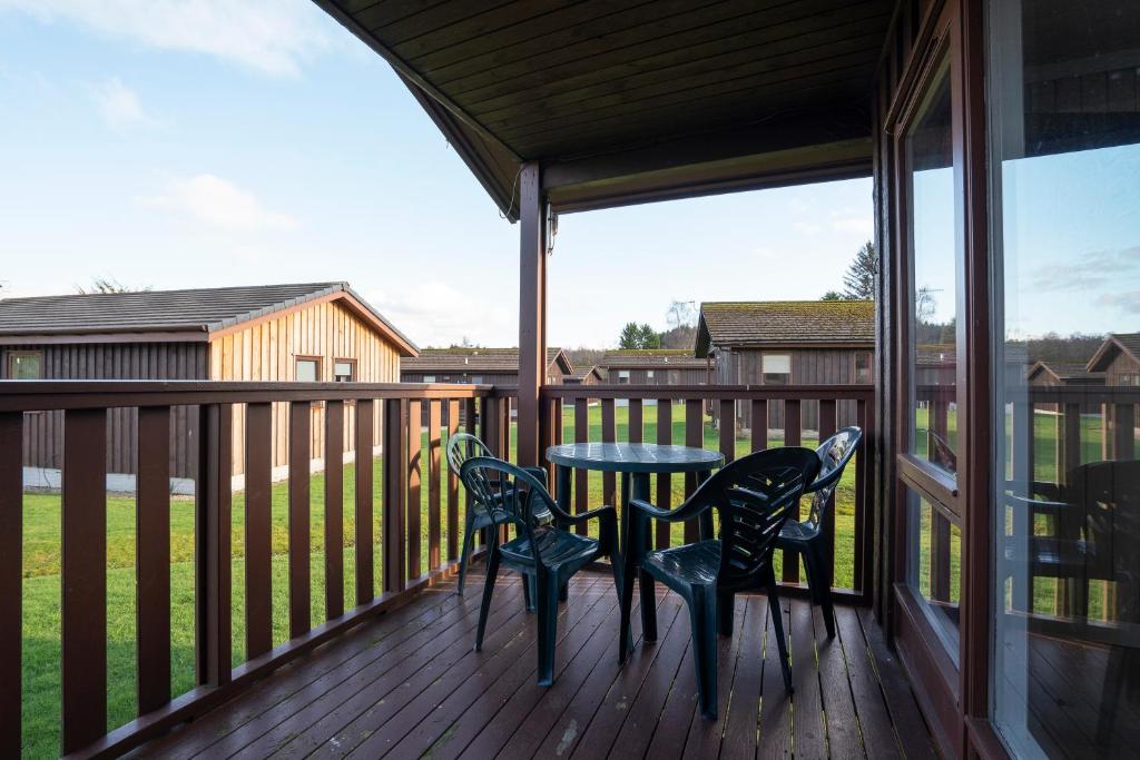 patio con 2 sedie e tavolo su una terrazza di Lodge -3 Bedrooms - Hunters Quay a Kilmun