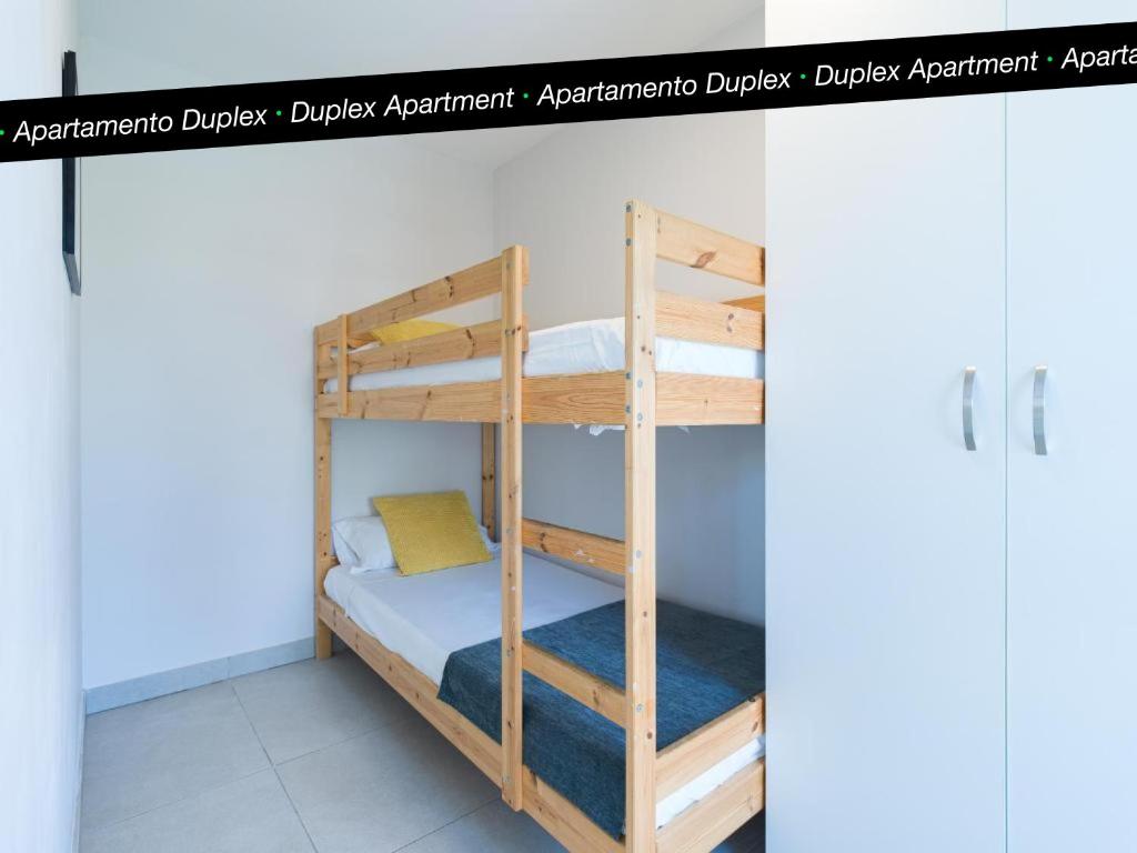 Tusity Yeah Apartments emeletes ágyai egy szobában