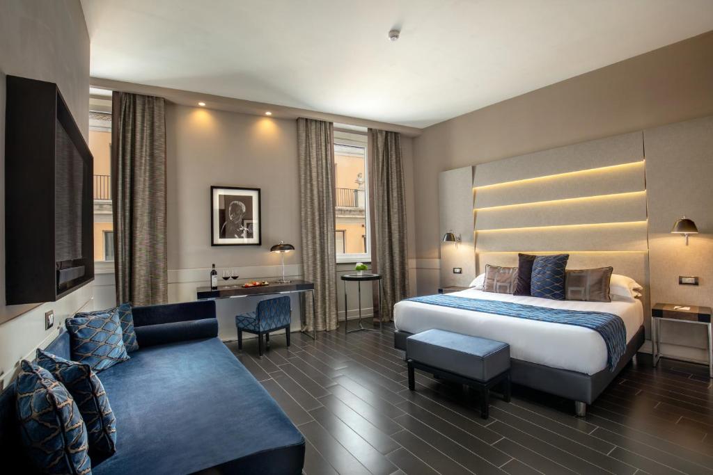 une chambre d'hôtel avec un lit et un canapé dans l'établissement The Style, à Rome