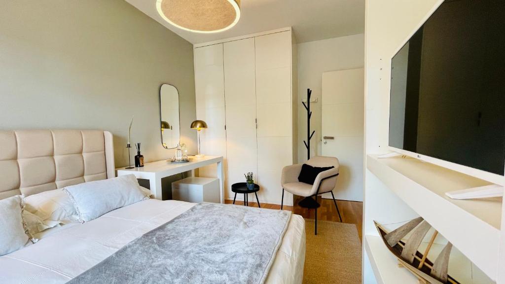 um quarto com uma cama grande e uma secretária em Estilosa casa golf em Gorraiz