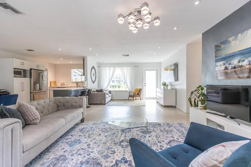 Et opholdsområde på Tropical Private Oasis Mins from Beach & Downtown