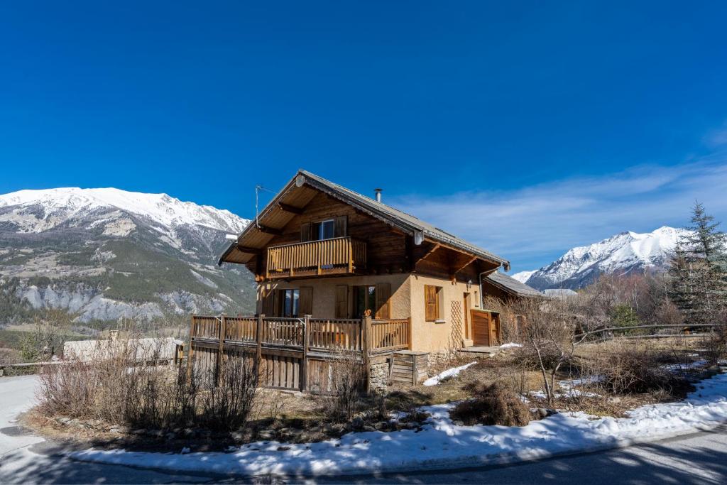 une cabane en rondins dans les montagnes enneigées dans l'établissement Parenthèse Alpine - Poêle à bois - Calme - Parking, à Enchastrayes