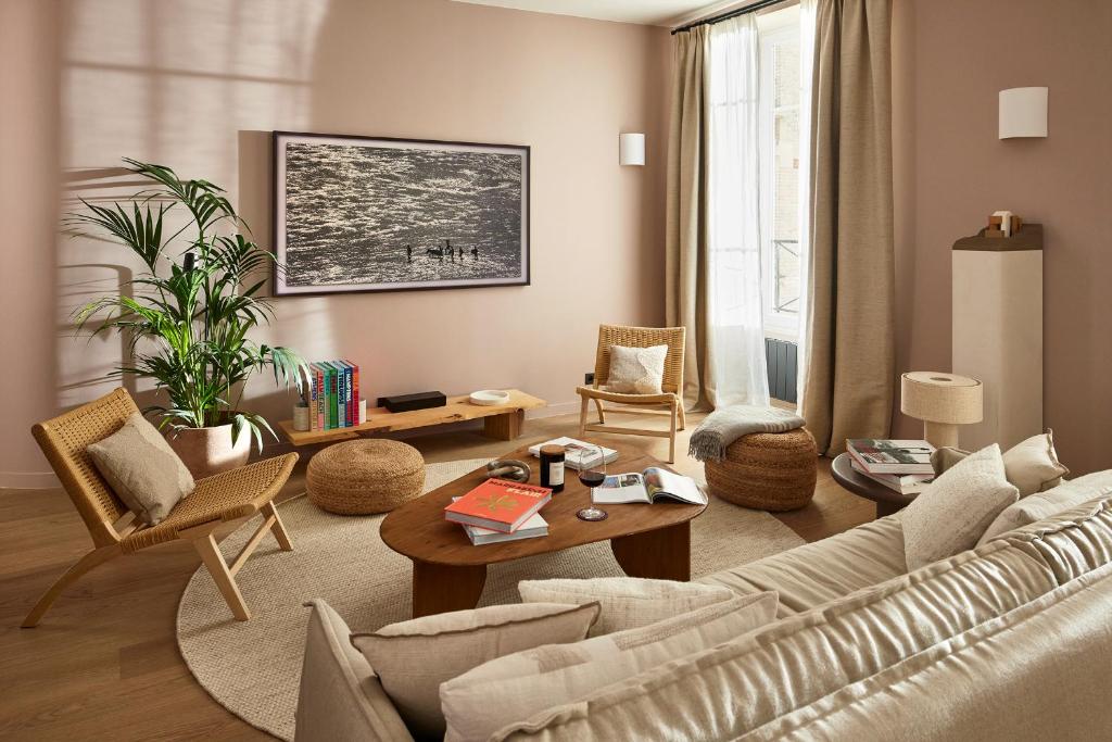 un salon avec un canapé et une table dans l'établissement Marais - 4 pièces de 115 m2 - grand salon convivial, à Paris