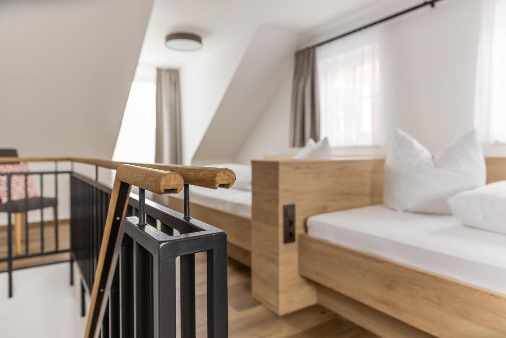 Postel nebo postele na pokoji v ubytování Gasthof Zum Roten Haus