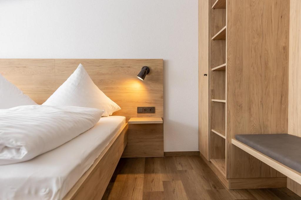Postel nebo postele na pokoji v ubytování Gasthof Zum Roten Haus