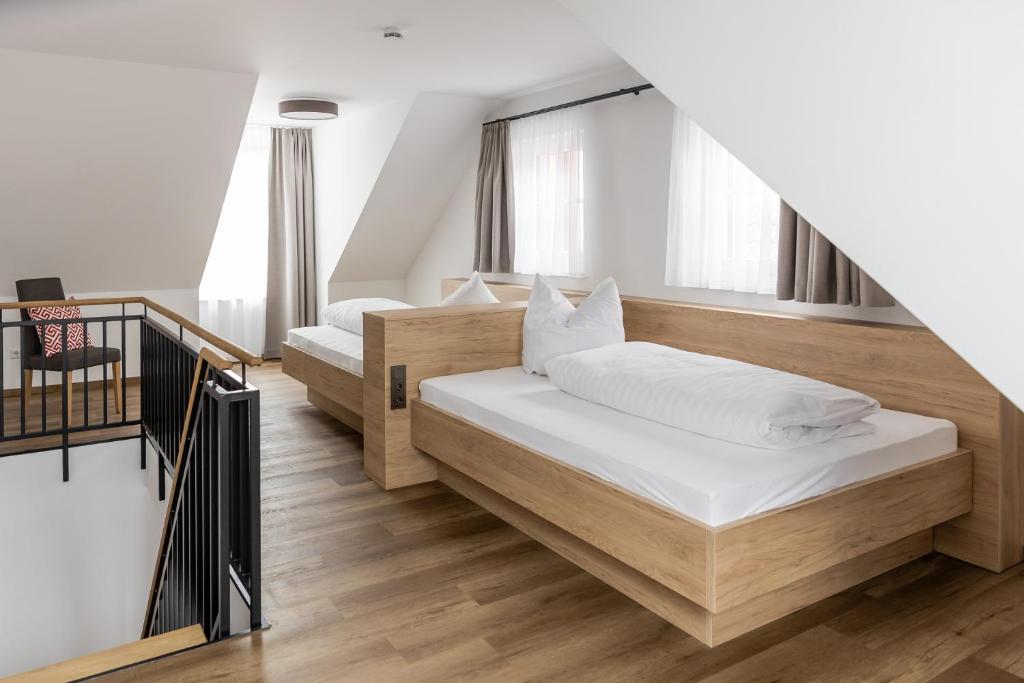 Postel nebo postele na pokoji v ubytování Gasthof Zum Roten Haus