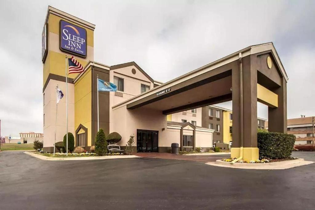 un hotel con un cartel para una posada estrella en Sleep Inn and Suites Central / I-44 en Tulsa