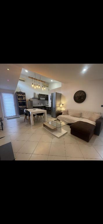 un salon avec un canapé et une table dans l'établissement 3 Apparts à la même adresse, à Villard-Bonnot