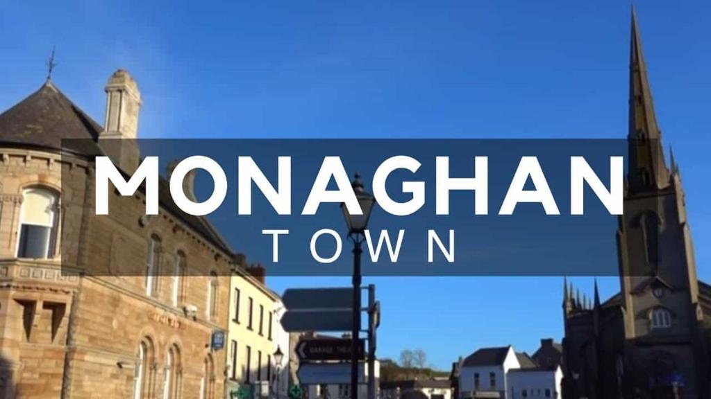 Un letrero de la calle que lee "Mackon Town" frente a un edificio en Monaghan Town House sleeps 12 5 mins walk to Town Centre, en Monaghan