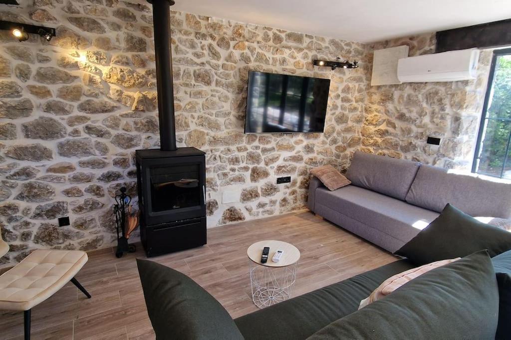 ein Wohnzimmer mit Couch und Ofen in der Unterkunft La Casina de Mestas de Con - Con jardín exterior - VV-2903-AS in Con