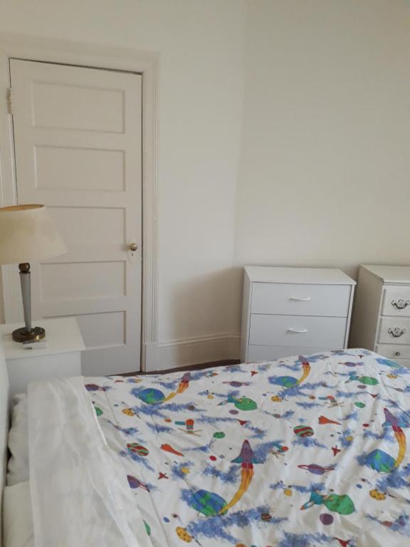 Postel nebo postele na pokoji v ubytování Pleasant Rooming House