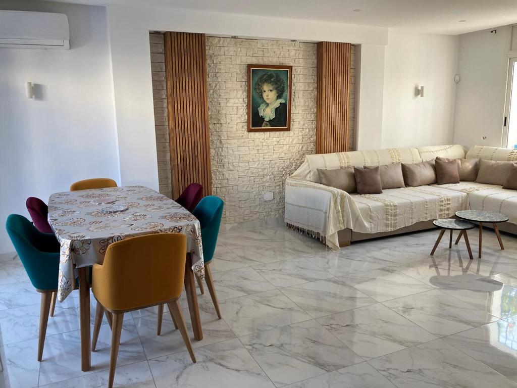 Posezení v ubytování Charmant duplex proche de la plage des citronniers - merci de lire la partie descriptive, accompte requis -