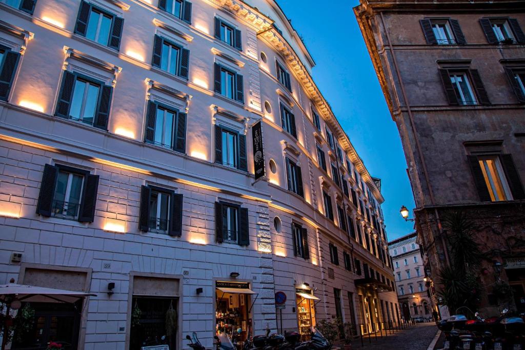 un gran edificio con luces en el lateral en The Pantheon Iconic Rome Hotel, Autograph Collection en Roma