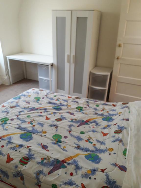 Postel nebo postele na pokoji v ubytování Pleasant Rooming House