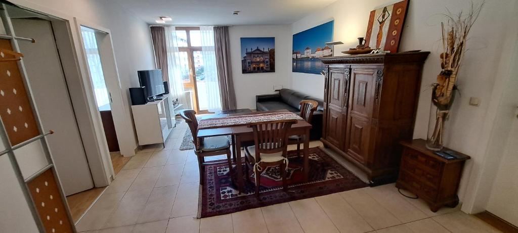 een woonkamer met een tafel en een bank bij Westpark Apartments in München
