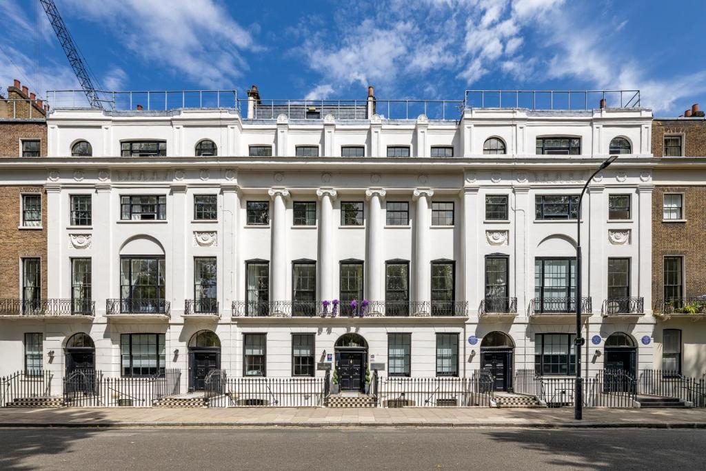 倫敦的住宿－The Goodenough Hotel London，街道边的白色大建筑