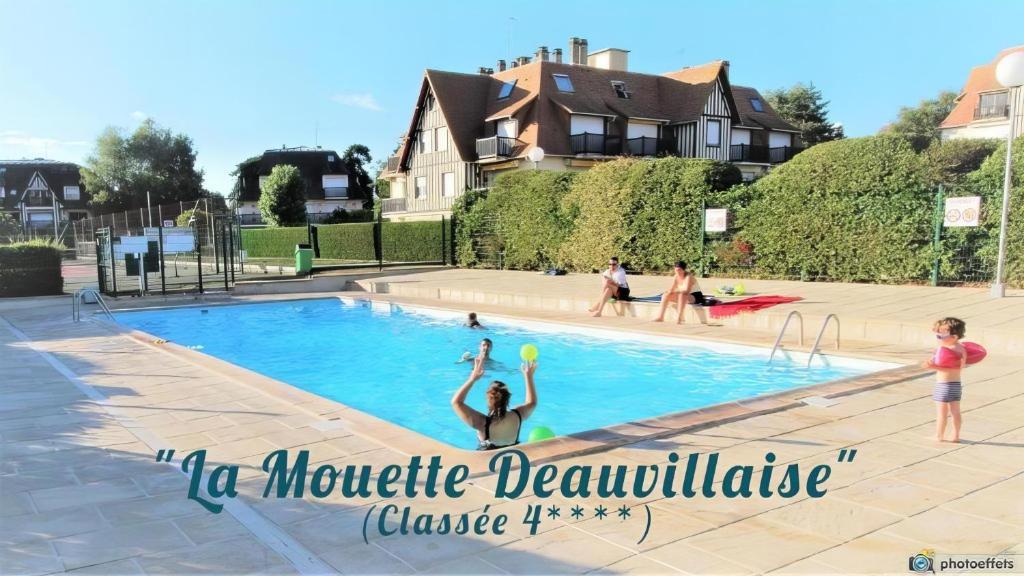 een groep mensen die in een zwembad spelen bij CADRE EXCEPTIONNEL: Duplex Classé 4**** Tennis, Piscine, Parking, Linge inclus, WIFI, Matériel BÉBÉ, proximité CENTRE in Deauville