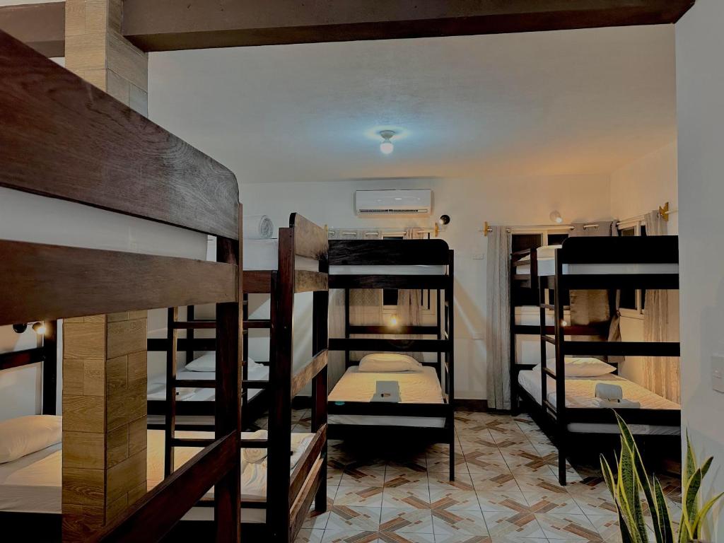 Habitación con literas en Hotel San Miguel en Flores