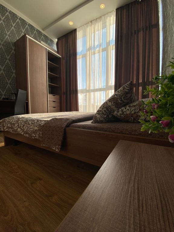 een slaapkamer met een groot bed en een raam bij Sweet2sleep in Kiev