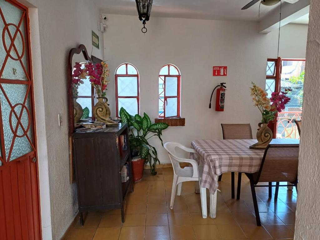 - une cuisine et une salle à manger avec une table et des chaises dans l'établissement Hotel Ana Liz, à Puerto Vallarta