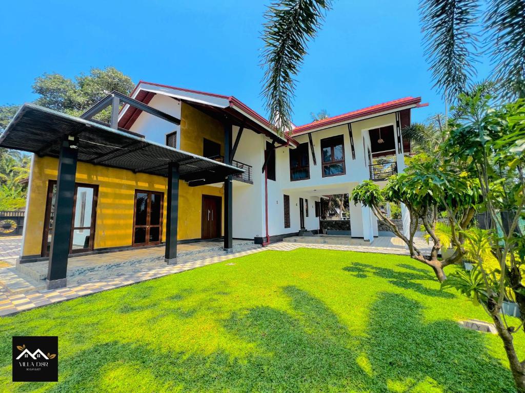 WennappuwaにあるSri Lanka villa DSR , Wennappuwaの芝生の家